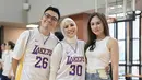 <p>Meski tak sesuai dresscode, Wulan Guritno hadir seorang diri mengenakan atasan tank top putih dipadukan rok slit denim. Mini bag dan sneakers putih pun melengkapi penampilannya. credit: Instagram (@tya_ariestya)</p>