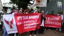 Massa dari Partai Republik membentangkan spanduk dalam unjuk rasa di depan Gedung Bawaslu RI, Jakarta, Kamis (8/3). Mereka menuntut agar Bawaslu meloloskan Partai Republik sebagai partai peserta pemilu tahun 2019 mendatang. (Liputan6.com/Johan Tallo)
