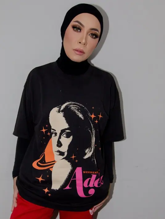 Perempuan berusia 49 tahun ini kian tirus saja usai diet ketatnya sukses. Kini ia terlihat ABG dengan tubuh langsingnya. Penampilan menawan Melly Goeslaw pun bikin warganet kian terkesima. (Liputan6.com/IG/melly_goeslaw)