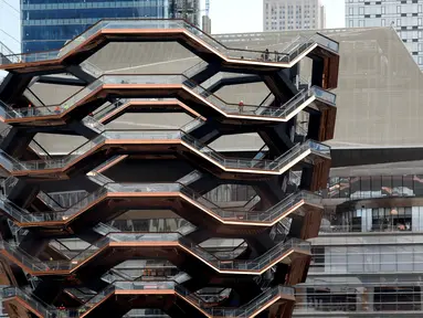 Konstruksi bangunan Vessel di proyek pembangunan Hudson Yards, Manhattan West Side, New York, AS, Selasa (12/3). Menurut desainer Thomas Heatherwick dari Heatherwick Studio, struktur bangunan terinspirasi dari sarang lebah. (REUTERS/Mike Segar)