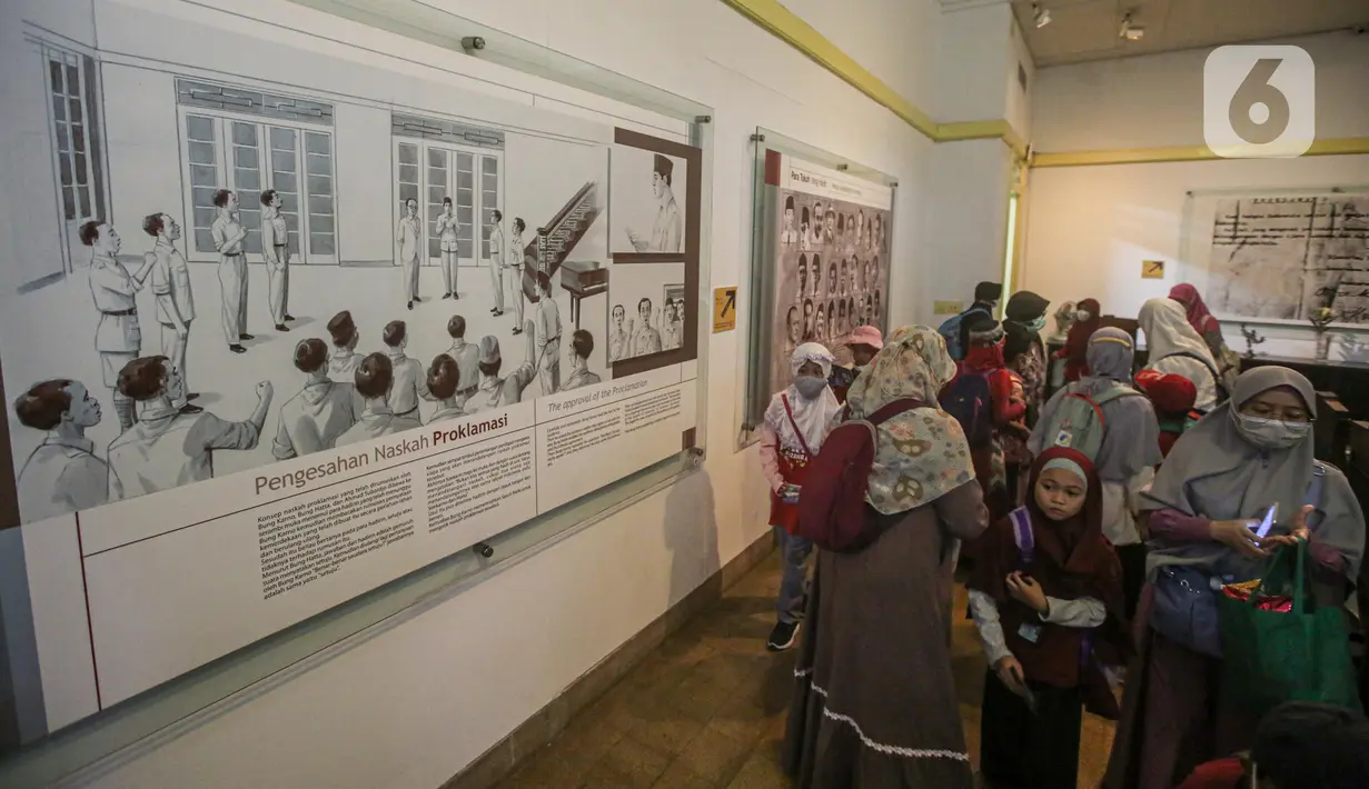 Seorang pria mengunjungi Museum Perumusan Naskah Proklamasi, Jakarta, Selasa (16/8/2022). Jelang hari kemerdekan RI, anak-anak bisa mempelajari sejarah tentang perjuangan para pendiri bangsa dalam mempersiapkan kemerdekaan, serta mengenal para tokoh bangsa Indonesia dan sejarah Kemerdekaan Indonesia. (Liputan6.com/Faizal Fanani)