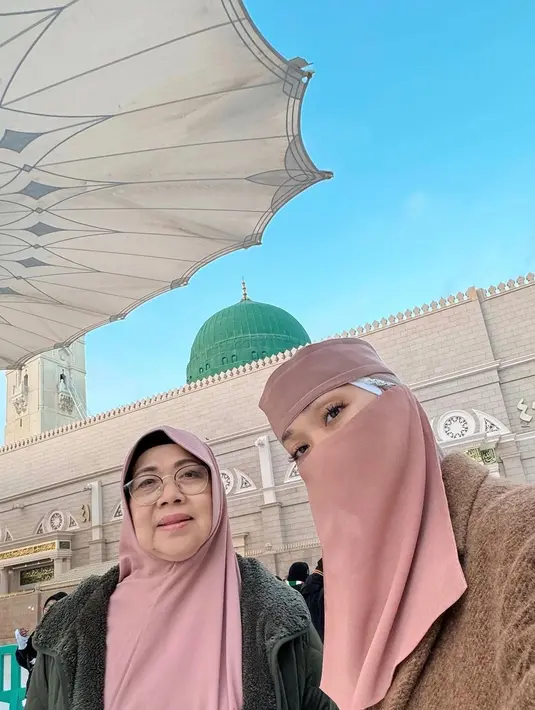 Penyanyi dan pemeran itu juga mengungkapkan umrah ini menjadi pengalaman pertamanya. Ia merasa senang dan energi yang sangat indah. [Instagram/itsmebcl]