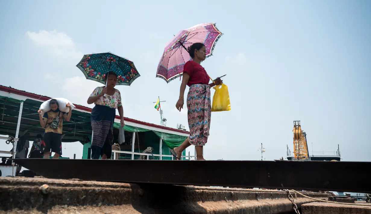 Gelombang cuaca yang sangat panas telah melanda Asia Tenggara minggu ini, membuat suhu udara mencapai 45 derajat Celcius dan ribuan sekolah meliburkan kelas-kelasnya. (Sai Aung MAIN / AFP)