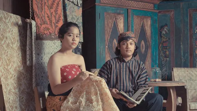 Potret Keluarga Uya Kuya Pakai Busana Tradisional Jawa. (Sumber: Instagram/astridkuya)