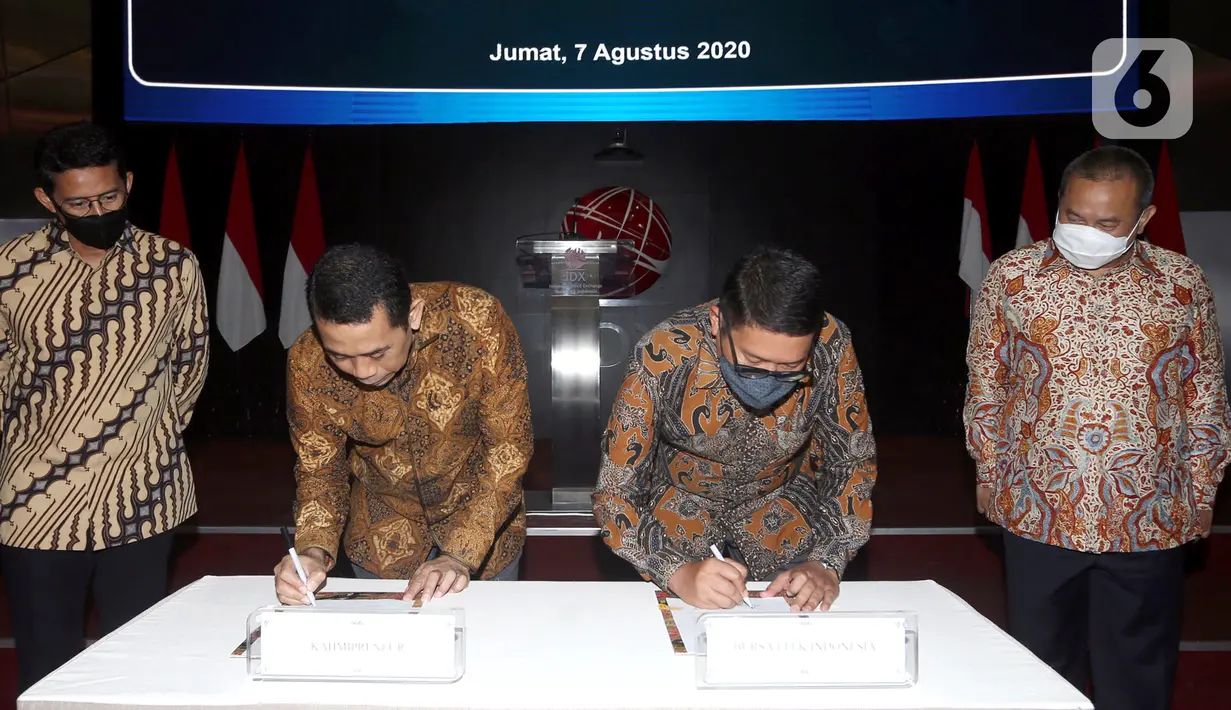 Founder KAHMIPreneur yang juga Anggota DPR Komisi XI Kamrussamad (dua kiri) dan Dirut Bursa Efek Indonesia (BEI) Inarno Djajadi (kanan) saat penandatanganan kerja sama dalam rangka Membangun Ekonomi Anak Muda Melalui Pasar Modal di Gedung BEI, Jakarta, Jumat (7/8/2020). (Liputan6.com/Fery Pradolo)