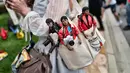 Yasuyo, dari Yokahama Jepang, membawa boneka Michael Jackson ketika memberikan penghormatan di mausoleum Holly di Terrace Forest Lawn Cemetery, California, Selasa (25/6/2019). Tepat pada hari ini sepuluh tahun yang lalu berita kematian King of Pop Michael Jackson mengguncang dunia. (AP/Richard Vogel