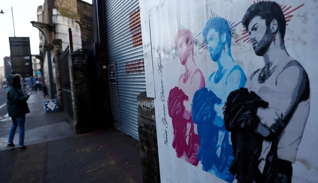 Pejalan kaki mengamati gambar mural musisi asal Inggris, George Michael, di Shoreditch, London timur, 29 Desember 2016. Mural itu diciptakan seorang seniman jalanan Pegasus sebagai penghormatan terhadap mendiang George Michael. (REUTERS/Stefan Wermuth)