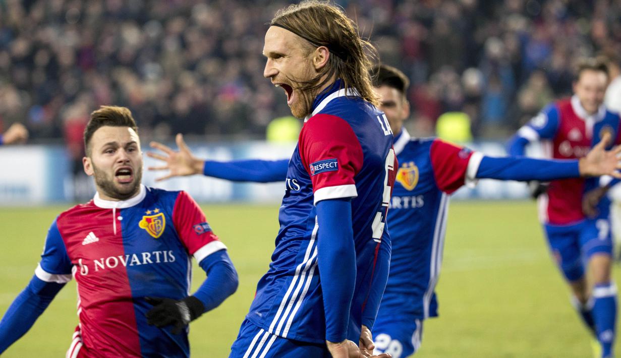 Pemain Basel, Michael Lang merayakan golnya ke gawang Manchester United pada laga grup A Liga Champions di St. Jakob-Park stadium, Basel, Swiss, (22/11/2017). MU kalah 0-1 dari Basel.  (Patrick Straub/Keystone via AP)