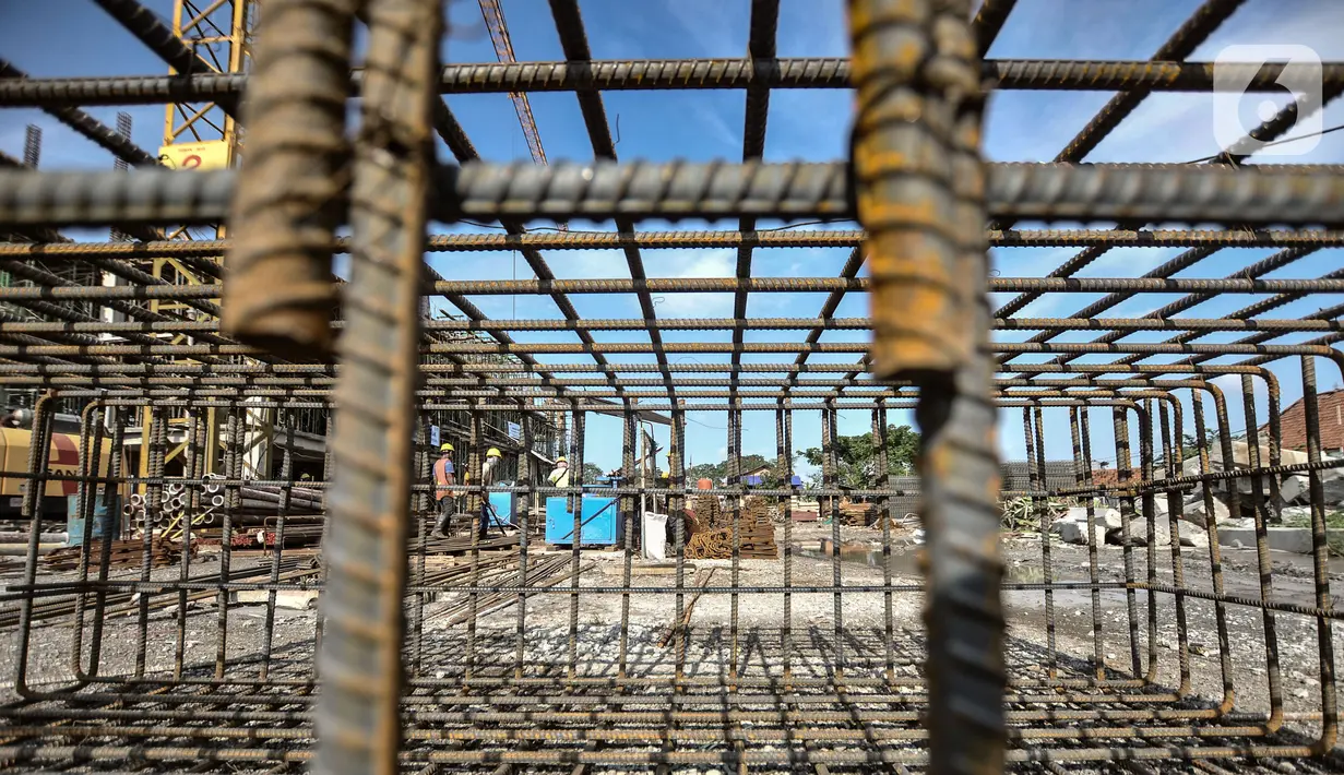 Aktivitas pekerja saat menyelesaikan pembangunan Kampung Susun Akuarium, Penjaringan, Jakarta, Kamis (11/3/2021). Progres pembangunan Kampung Susun Akuarium yang terdiri atas 5 blok tersebut saat ini mencapai 33 persen. (merdeka.com/Iqbal S. Nugroho)