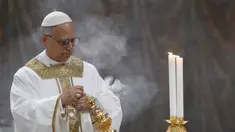 Foto yang diambil dan dibagikan pada tanggal 9 Mei 2025 oleh The Vatican Media ini menunjukkan Paus Leo XIV saat memimpin misa bersama para kardinal di Kapel Sistina, Vatikan. (Handout/Vatican Media/AFP)
