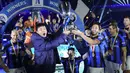 Presiden Inter Milan Steven Zhang (kiri) memegang trofi Piala Super Italia saat berselebrasi dengan para pemain etelah mempecundangi rival sekota AC Milan di King Fahd International Stadium, Kamis (19/1/2023) dini hari WIB. Bagi Inter Milan ini merupakan gelar Super Coppa Italia yang ketujuh. (AP Photo/Hussein Malla)