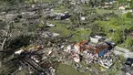Puing-puing dan kerusakan akibat badai dahsyat digambarkan di Barnsdall, Oklahoma, Selasa (7/5/2024). (Mike Simons/Tulsa World via AP)