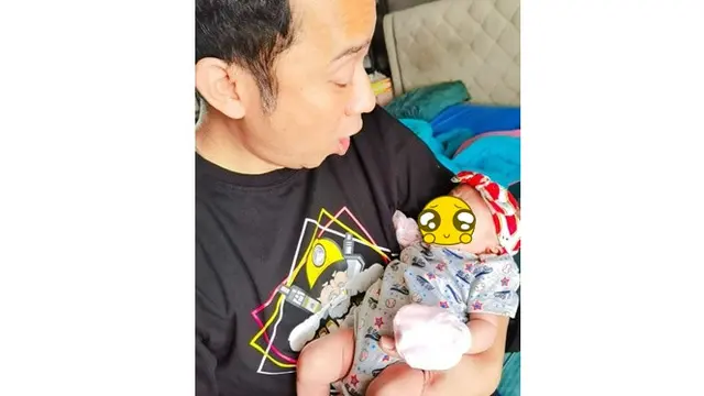 Umumkan Kelahiran Anak Ketiga, Ini 6 Potret Bahagia Keluarga Denny Cagur