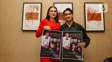 Penyanyi asal Inggris, Jessie J bersama Afgan berpose sambil menunjukkan poster konser David Foster di Jakarta, Senin (3/6/2024). (Liputan6.com/Angga Yuniar)