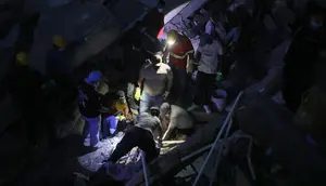 Momen Menegangkan Penyelamatan Korban Gempa Kolombia: Bersiul Jika Masih Hidup