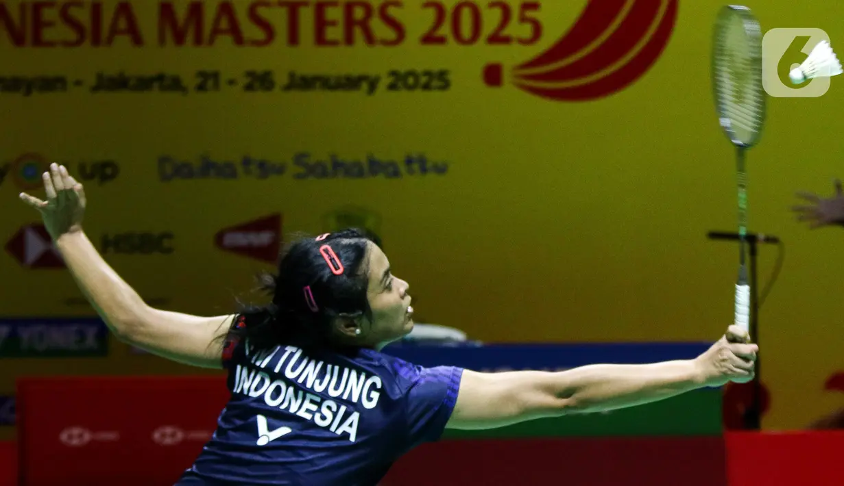 Pebulu tunggal putri Indonesia, Gregoria Mariska Tunjung berusaha mengembalikan kok ke Lin Hsiang Ti (Chinese Taipei) pada 16 Besar Daihatsu Indonesia Masters 2025 di Istora Gelora Bung Karno Senayan, Jakarta, Kamis (23/1/2025). (Liputan6.com/Herman Zakharia)