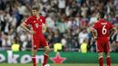 Ekspresi kecewa dari pemain Bayern Munchen, Thomas Mueller (kiri) dan Thiago Alcantara usai gawangnya kebobolan pada leg kedua perempatfinal Liga Champions di Santiago Bernabeu stadium, Madrid, (18/4/2017). Real Madrid menang 4-2. (AP/Francisco Seco)