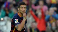 Ekspresi Luis Suarez setelah mencetak gol ke gawang Real Sociedad, Geronimo Rulli, dalam lanjutan La Liga Spanyol di Stadion Camp Nou, Barcelona, Sabtu (28/11/2015). (AFP/Lluis Gene)