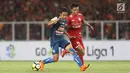 Pemain Persija, Sandi Sutte (kanan) mencoba menahan pergerakan kapten tim Arema FC, Dendi Santoso pada babak pertama lanjutan Liga 1 Indonesia 2018 di Stadion GBK, Jakarta, Sabtu (31/3). (Liputan6.com/Helmi Fithriansyah)