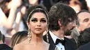 Aktris India dan anggota Juri Seleksi Resmi Deepika Padukone saat dia tiba untuk menghadiri pemutaran film "Final Cut (Coupez !)" menjelang upacara pembukaan Festival Film Cannes edisi ke-75 di Cannes, Prancis selatan (17/5/2022). (AFP Photo/LOIC VENANC)