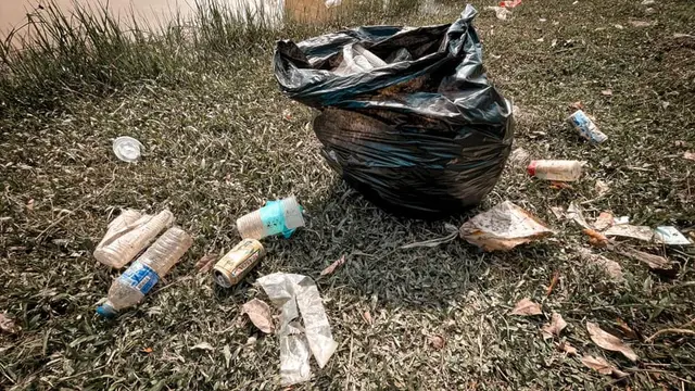 Tak Ada Pesta, Pria Ini Rayakan Ulang Tahun Dengan Membersihkan Sampah di Danau.