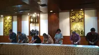 Para panelis dan moderator debat kedua capres menandatangani pakta integritas. (Merdeka.com)