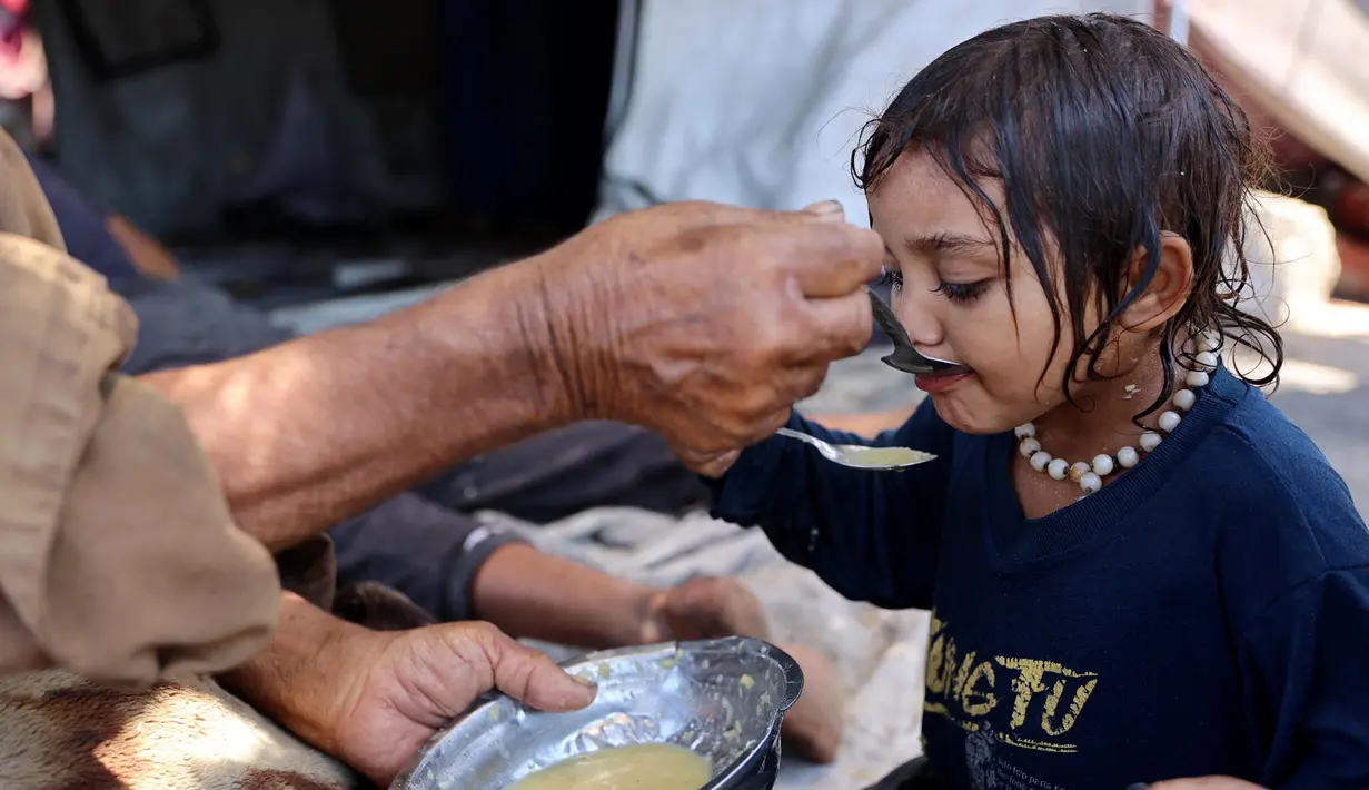 Sedikitnya 30 persen dari 2,1 juta penduduk Gaza hidup tanpa makan sekali sehari. (Omar AL-QATTAA/AFP)