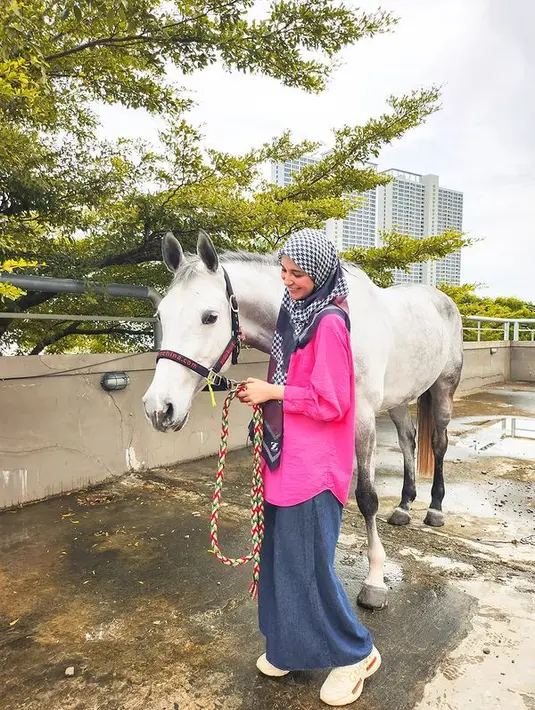 Meski mengaku tubuhnya masih biru-biru, Shireen Sungkar mengaku sudah kangen berkuda lagi. "Serius amat mba 🫠 morning kamira Udah kangen kamu lagii walau biru biru dibadan belum ilang bekas kelempar dari kamuuu🫠🫠🫠 masyaaAllah tabarakAllah,"  tulis Shireen Sungkar. [Instagram/shireensungkar]