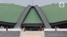 Petugas pemadam kebakaran menyemprotkan cairan disinfektan di Kompleks Parlemen, Senayan, Jakarta, Minggu (9/8/2020). Penyemprotan cairan disinfektan tersebut dilakukan dalam rangka pencegahan penyebaran virus Corona (COVID-19) di lingkungan DPR/MPR. (Liputan6.com/Johan Tallo)