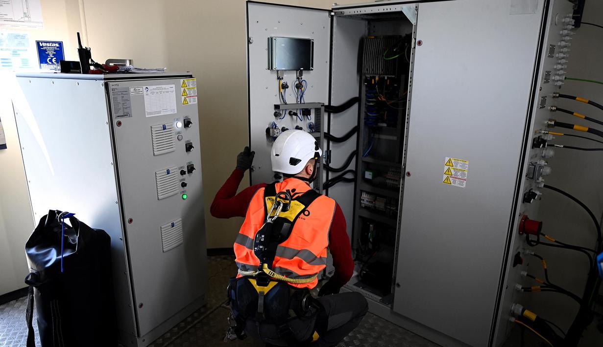 Sebuah ladang angin dengan tiga turbin angin tertinggi nasional yang mencapai puncaknya di 120m untuk sumbu dan 200m di bagian atas baling-baling. (Christophe ARCHAMBAULT/AFP)