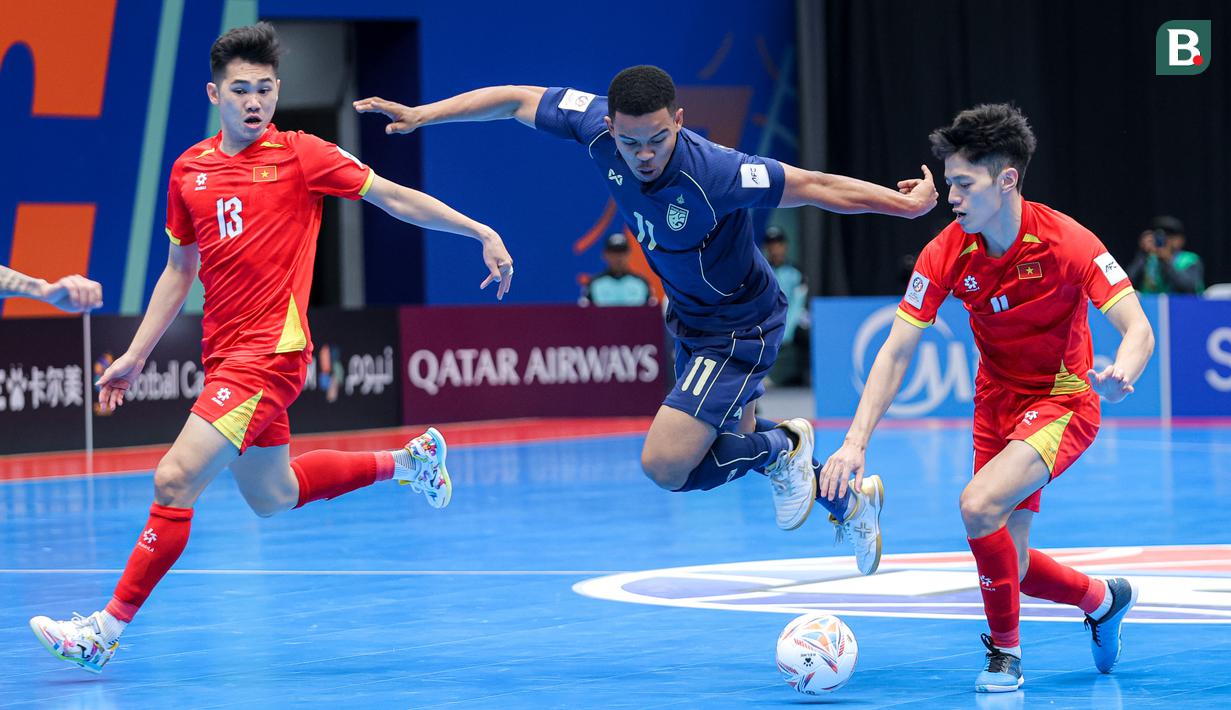 Pemain Timnas Futsal Thailand, Muhammad Osmanmusa (tengah) berusaha melewati penjagaan sejumlah pemain Vietnam dalam laga Grup B Piala Asia Futsal 2026 di Indonesia Arena, Senayan, Jakarta, Sabtu (31/01/2026). (Bola.com/Bagaskara Lazuardi)