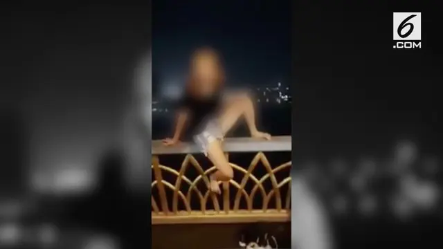 Seorang gadis membayar pria untuk merekamnya. Namun pria tersebut tak tahu bahwa sang gadis akan bunuh diri di sebuah jembatan.