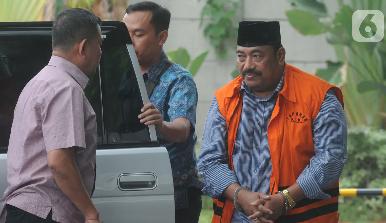 Swasta penyuap Bupati Indramayu Supendi, Carsa AS mengenakan rompi tahanan tiba di Gedung KPK, Jakarta, Jumat (13/11/2019). Carsa AS diperiksa sebagai saksi untuk tersangka Bupati Indramayu, Supendi mendalami aliran dana suap. (merdeka.com/Dwi Narwoko)