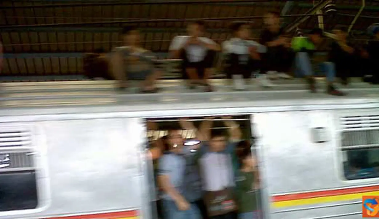 Citizen6, Jakarta: Pengguna KRL Jakarta-Bogor berebut naik atap gerbong kereta. Spanduk besar bertuliskan "Dilarang naik ke atap gerbong kereta" tak mereka hiraukan, dan tidak ada petugas kereta yang menertibkan penumpang liar tersebut. (pengiri