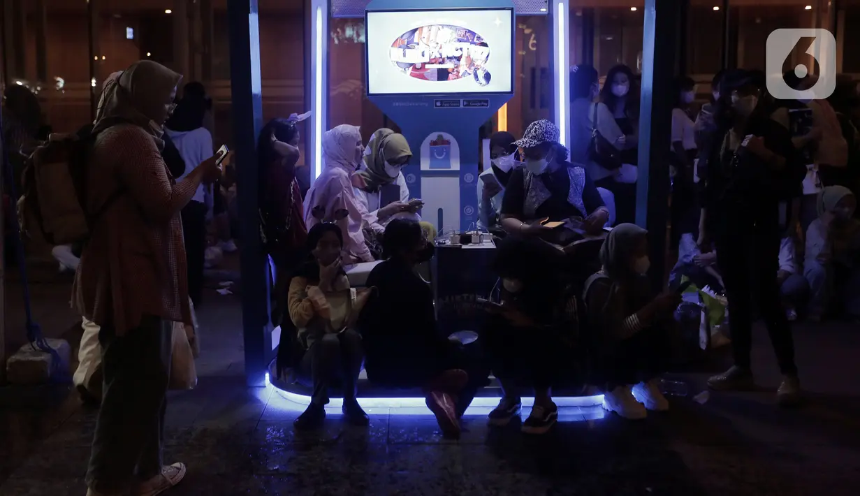 Penggemar NCT 127, NCTzen menunggu grup idolanya tampil dalam tur konser dunia kedua bertajuk "NEO City: Jakarta - THE LINK" di ICE BSD City, Tangerang, Banten, Jumat (4/11/2022). Konser dimulai tepat pukul 19.00 WIB dan dibuka dengan lagu 'Indonesia Raya'. (Liputan6.com/Johan Tallo)