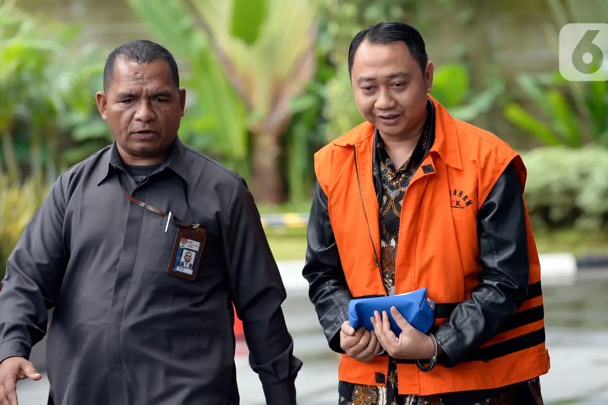 Ekspresi Bupati Nonaktif Lampung Utara Jelang Diperiksa KPK