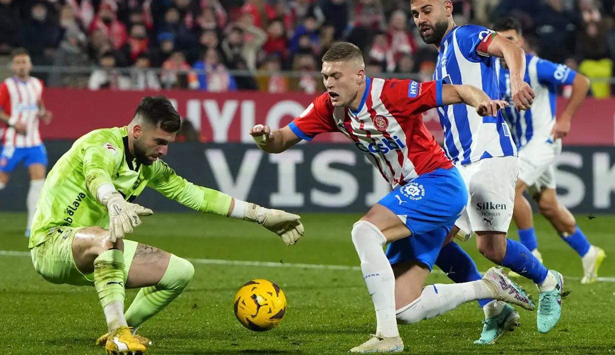 Tuan rumah lantas menggandakan keunggulannya melalui tembakan Cristian Portu dari tepi kotak penalti pada menit ke-42. Girona pun memimpin 2-0 saat turun minum. (Pau BARRENA/AFP)