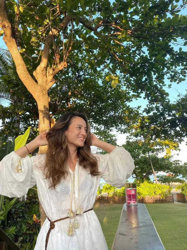 6 Momen Liburan Cathy Sharon dan Julie Estelle di Bali, Kompak Banget