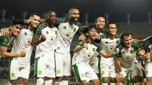Pemain Persebaya Surabaya merayakan gol yang dicetak Yuran Fernandes dalam laga kontra PSMS Medan di Grup B Piala Presiden 2026 di Stadion Gelora Bung Tomo (GBT) Surabaya, Rabu (29/7/2026). (Dok. Vidio)