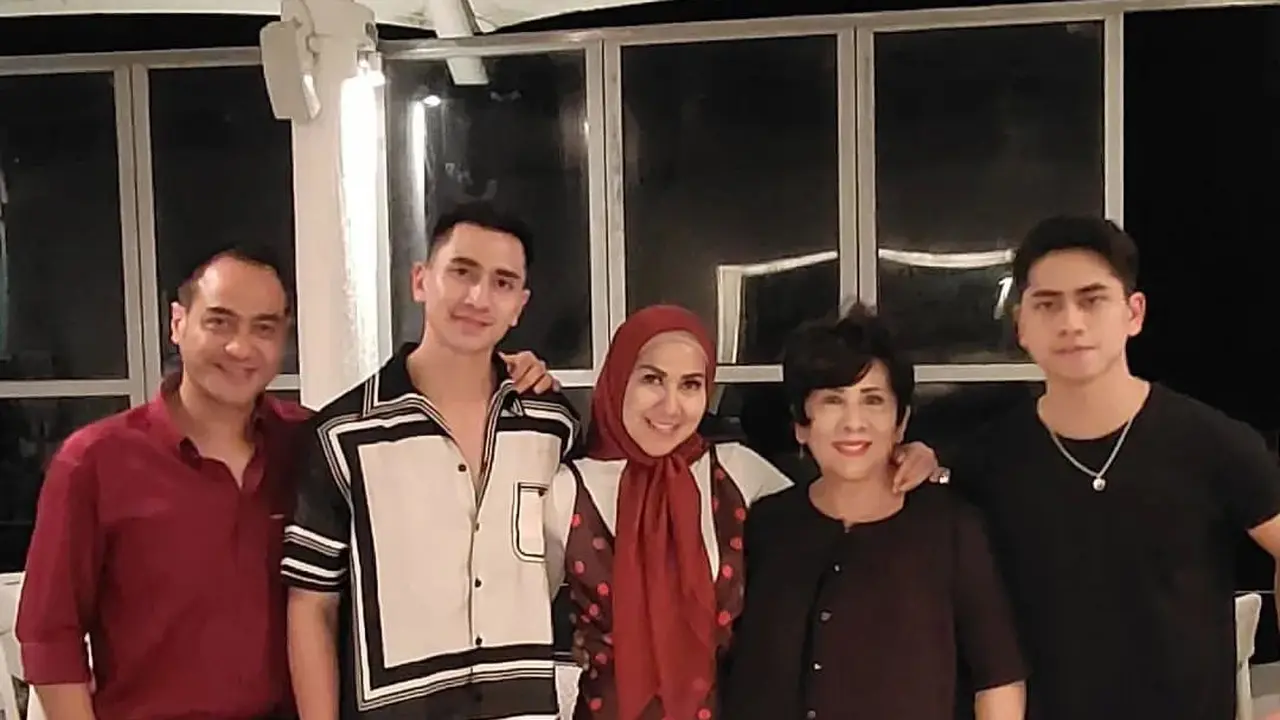Verrell Bramasta Makan Bareng Venna Melinda dan Ferry Irawan