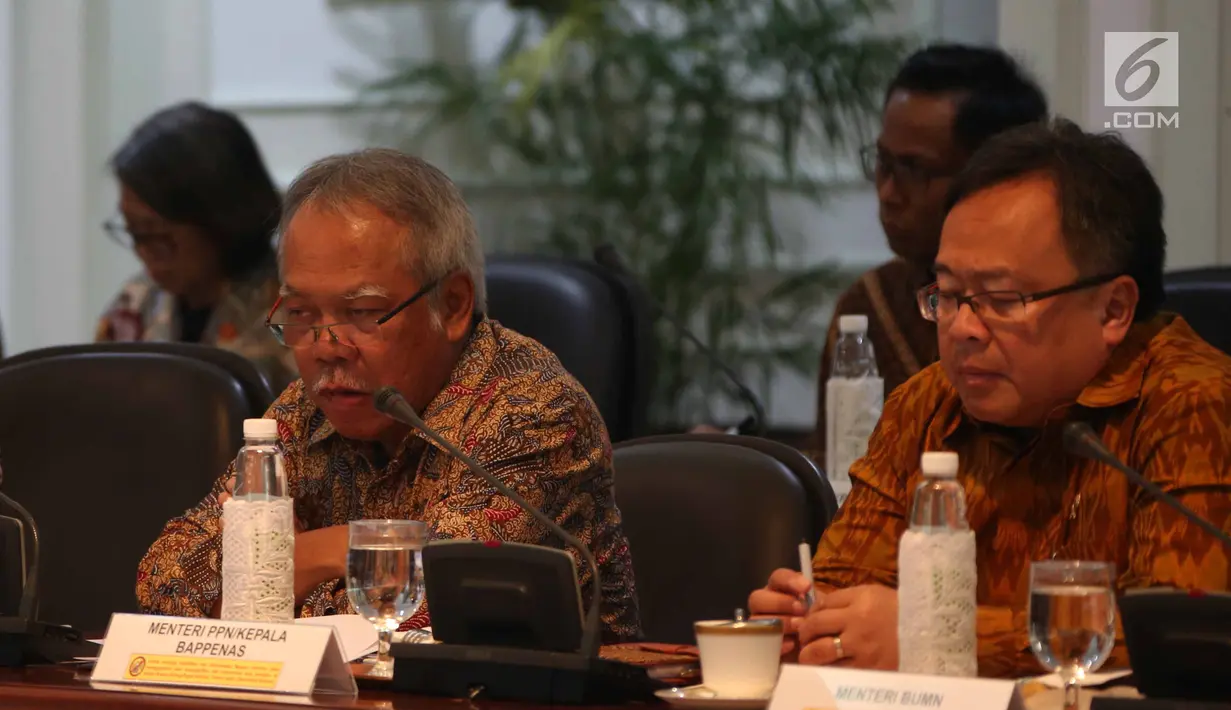 Menteri PUPR Basuki Hadimuljono (kiri) bersama Menteri PPN/Kepala Bappenas Bambang Brodjonegoro saat mengikuti rapat terbatas di Istana, Jakarta, Selasa (2/10). Rapat terbatas membahas penanganan korban gempa Sulawesi Tengah. (Liputan6.com/Angga Yuniar)