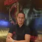 Samuel Rizal makin produktif di layar lebar dan menjajal beragam genre termasuk horor. Tahun ini, ia membintangi Malam Keramat karya sineas Helfi Kardit.