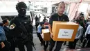 Petugas membawa 100 kilogram ganja yang disita sebelum konferensi pers di Bangkok, Selasa (25/9). Kepolisian Thailand menyerahkan ganja sitaan itu untuk penelitian medis menyusul rencana pemerintah memproduksi obat-obatan berbasis ganja (AP/Sakchai Lalit)
