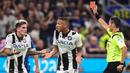 Wasit memberikan kartu merah kepada striker Udinese, Rodrigo De Paulo, saat melawan Inter Milan pada laga Serie A 2019/20 di Stadion San Siro, Milan, Sabtu (14/9). Inter menang 1-0 atas Udinese. (AFP/Miguel Medina)