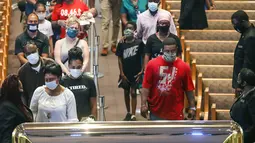 Pelayat antre saat akan memberi penghormatan terakhir untuk George Floyd di Gereja The Fountain of Praise, Houston, Amerika Serikat, Senin (8/6/2020). Ribuan pelayat datang memberi penghormatan terakhir untuk George Floyd yang akan dimakamkan. (Godofredo A. Vásquez/Houston Chronicle via AP, Pool)