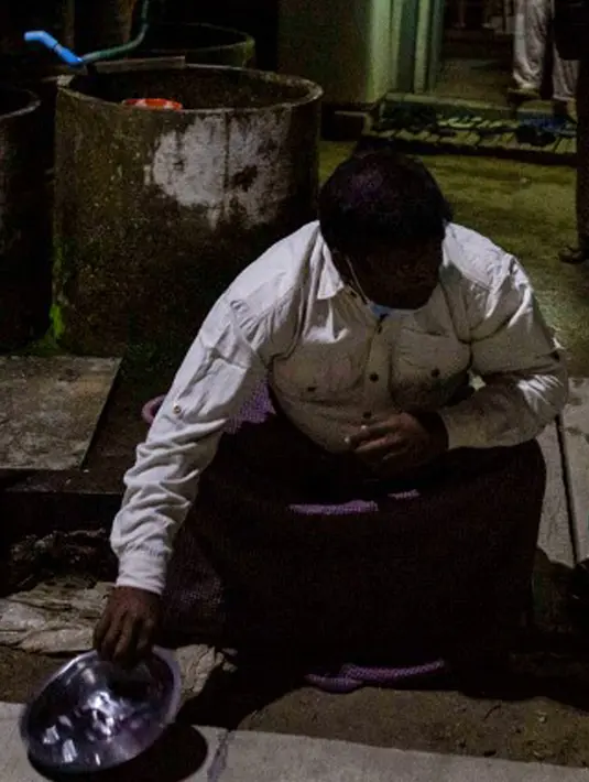 Warga memukul wajan untuk membuat keributan memprotes kudeta militer di Yangon, Myanmar, 2 Februari 202. Setiap protes jalanan akan menimbulkan kekhawatiran di negara dengan catatan tindakan keras militer yang suram. (STR/AFP)