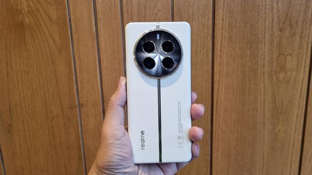 Penampakan kamera utama Realme 12 Pro Plus yang memiliki fitur lensa periskop (Lipuutan6.com/ Agustinus Mario Damar)