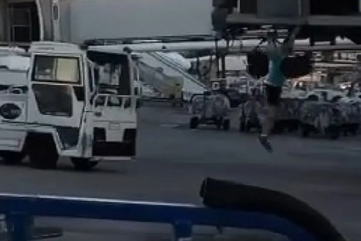 Terlambat Boarding, Pria Ini Kejar Pesawat Bak Kejar Angkot