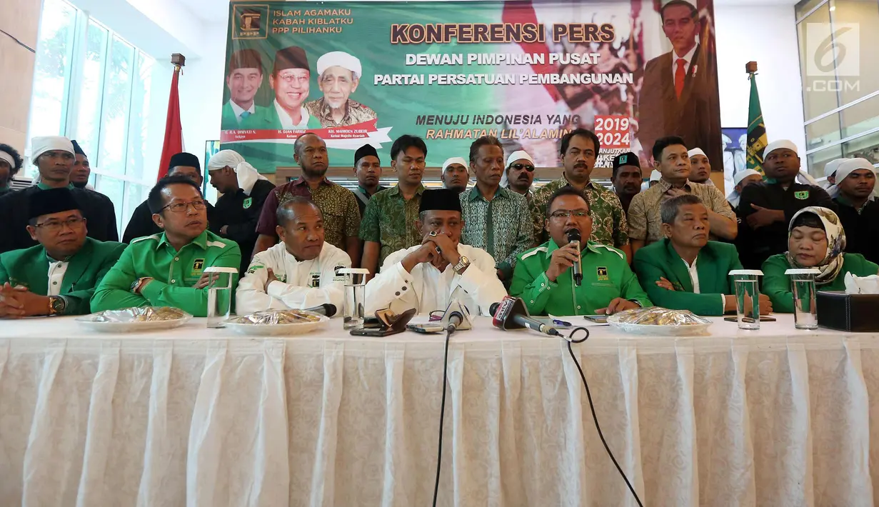 Sejumlah penggurus DPD PPP beserta jajaran DPW se-Indonesia saat konferensi pers terkait dugaan pengambilan paksa kantor pusat PPP di Jalan Diponegoro nomor 60 oleh kubu PPP kubu Romahurmuziy  di Jakarta, Rabu (14/12). (Liputan6.com/Johan Tallo)