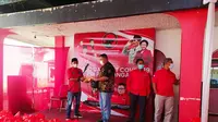 Ketua DPC PDIP Garut Yudha Puja Turnawan secara simbolis memberikan bantuan gaji dan tunjangan yang berasal dari anggota dewan PDIP untuk penanganan Covid-19.  (Liputan6.com/Jayadi Supriadin)